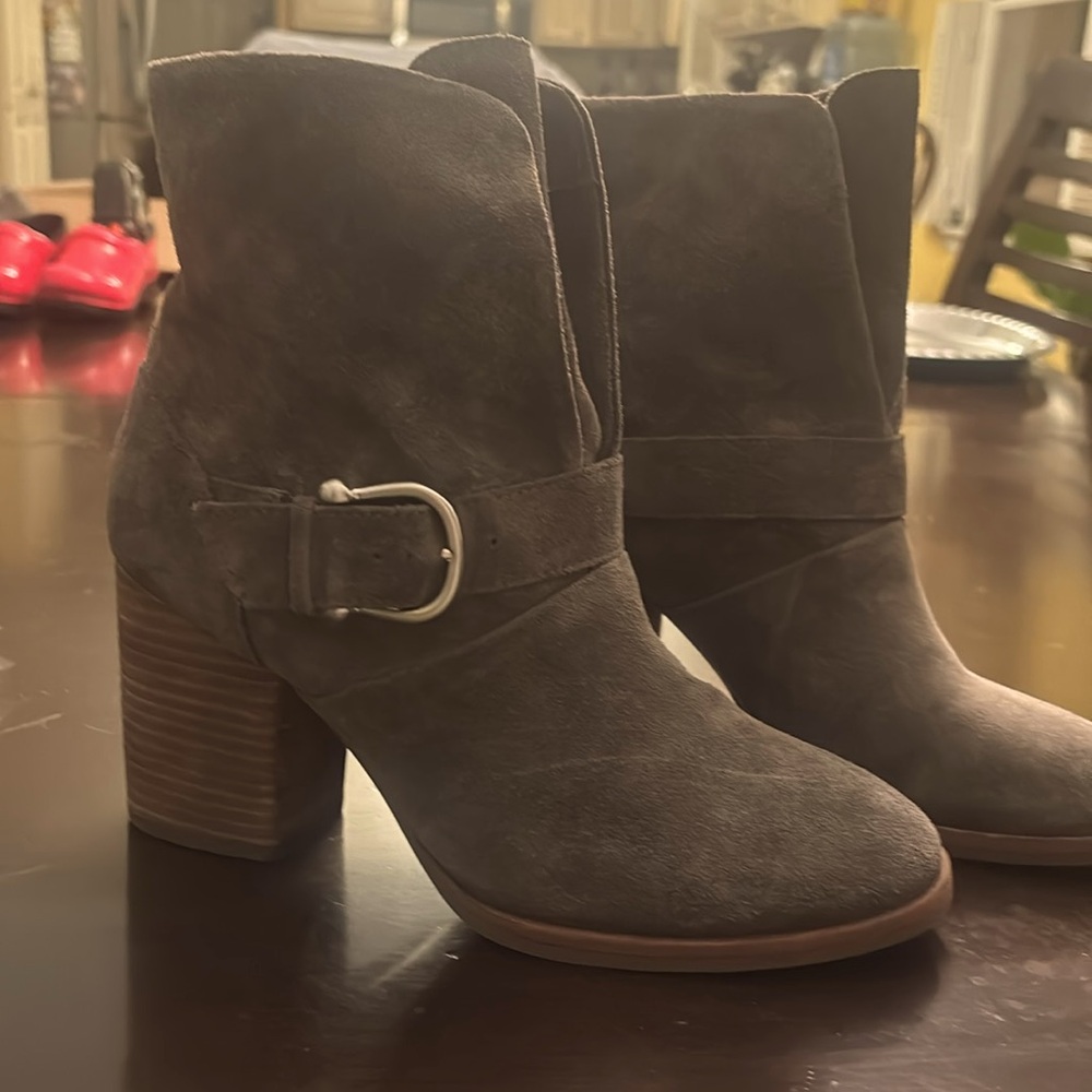 Women’s Size 9 trendy gray suede boots. Never worn